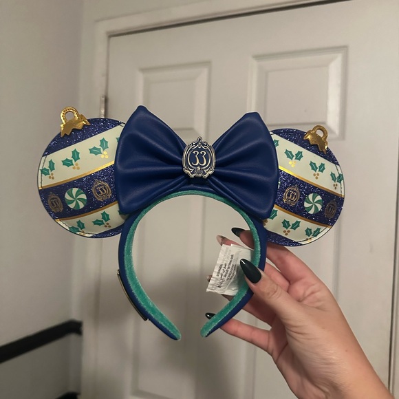 EXCLUSIVE Disney Club 33 Holiday 2023 Ears - Picture 1 of 2